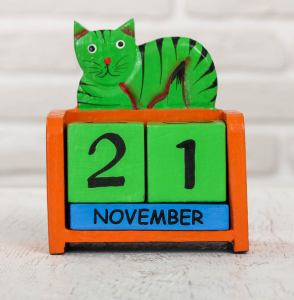 Календарь настольный "Кошка зеленая" дерево